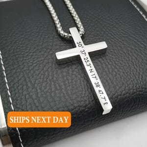 Coordenadas Colar de cruz para homens, colar de cruz minimalista personalizado com localização latitude longitude, presente de aniversário para namorado