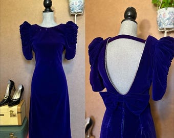 Paarse fluwelen feestjurk jaren 80: petite decolleté, strass detail