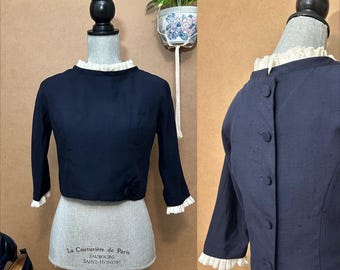 Veste boutonnée dans le dos bleu marine des années 1950 / Moyenne / Chemisier ou boléro vintage / Détails à volants blancs