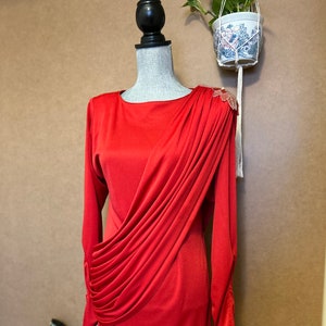 1980er Jahre Rotes Kleid / Medium-Large / Vintage Slinky Kleid mit Schärpe / Blumenbesetzte Schulter / Weihnachtsfeier / Geraffte Ärmel