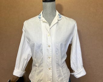 Vintage Blouse / Medium-Large / Floral Embroidered Detail / White Dress Shirt / Dainty Detail