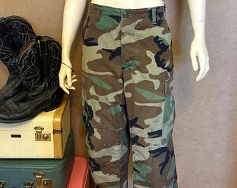Pantalones militares cortos de los años 90 / Cintura de 68-79 cm / Talla S / Pantalones de paracaidista con estampado de camuflaje verde