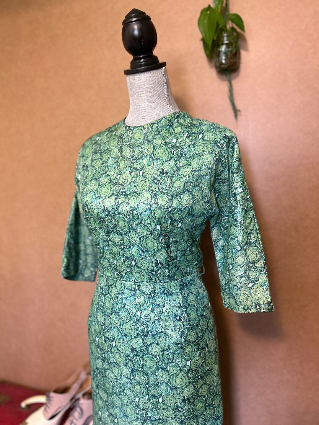emerald green dress inspiration 48d432ae-6f5d-50a0-bc56-7fe4526fefc4_large.jpg?v=1691592267 main image 1