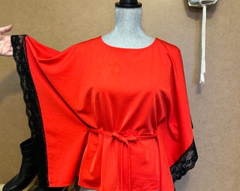 Caftan chemisier vintage des années 70 : haut d'hôtesse rouge avec dentelle noire (L-XL)
