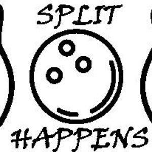 Op de afbeelding: Zwart-witte illustratie van een bowlingbal met de woorden "SPLIT HAPPENS" erboven en twee kegels aan weerszijden.