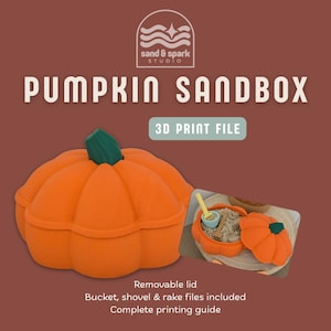 Puede incluir: Un archivo de impresión 3D para un arenero con forma de calabaza y tapa extraíble. El recipiente naranja incluye un cubo pequeño, una pala y un rastrillo. El texto dice: sand & spark studio, PUMPKIN SANDBOX, 3D PRINT FILE, Removable lid, Bucket, shovel & rake files included, Complete printing guide.
