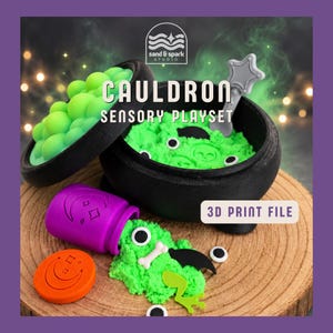 Peut inclure: Un ensemble sensoriel chaudron noir avec couvercle, contenant du sable cinétique vert vif, des yeux mobiles et de petites formes en plastique. Un pot violet avec une icône de lune, un disque orange et un outil en forme d'étoile gris sont inclus. Texte : CAULDRON SENSORY PLAYSET et 3D PRINT FILE.