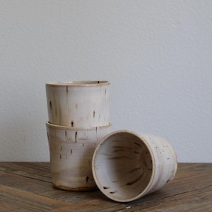 Tazza da bere in ceramica con acqua corrente