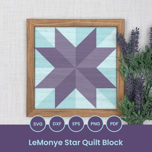 Puede incluir: Un bloque de colcha enmarcado con un diseño de estrella morada sobre un fondo azul claro. El bloque de colcha está en un marco de madera y está rodeado de flores de lavanda. El texto "LeMonye Star Quilt Block" está debajo de la imagen.