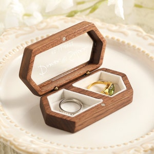 Boîte à bagues en bois carrée pour la cérémonie de mariage, boîte à bagues en bois personnalisée de haute qualité, étui à bagues en bois avec couvercle en verre personnalisé, boîte à bagues de fiançailles image 2