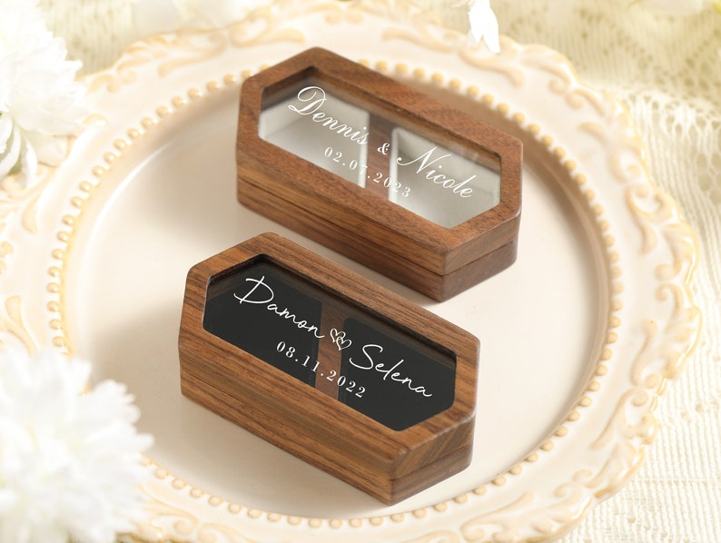 Boîte à bagues en bois carrée pour la cérémonie de mariage, boîte à bagues en bois personnalisée de haute qualité, étui à bagues en bois avec couvercle en verre personnalisé, boîte à bagues de fiançailles image 1