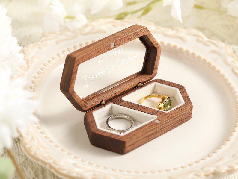 Boîte à bagues en bois carrée pour la cérémonie de mariage, boîte à bagues en bois personnalisée de haute qualité, étui à bagues en bois avec couvercle en verre personnalisé, boîte à bagues de fiançailles image 2