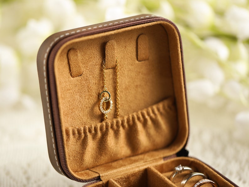 Birth Flower Jewelry Travel Case, Leather Jewelry Organizer, Bridesmaid Gift, Birth Month Flower Gift, Custom Jewelry Case Bild 3