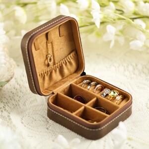 Birth Flower Jewelry Travel Case, Leather Jewelry Organizer, Bridesmaid Gift, Birth Month Flower Gift, Custom Jewelry Case Bild 4