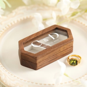 Boîte à bagues en bois carrée pour la cérémonie de mariage, boîte à bagues en bois personnalisée de haute qualité, étui à bagues en bois avec couvercle en verre personnalisé, boîte à bagues de fiançailles image 4