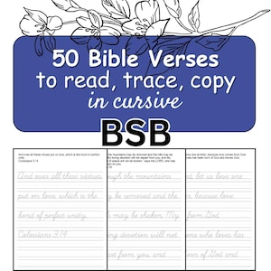 Op de afbeelding: Een werkboek met 50 Bijbelverzen om in cursief te lezen, over te trekken en te kopiëren. De omslag toont tekst op een blauwe achtergrond met bloemenillustraties. Het werkboek bevat gelinieerde pagina's om handschrift te oefenen.