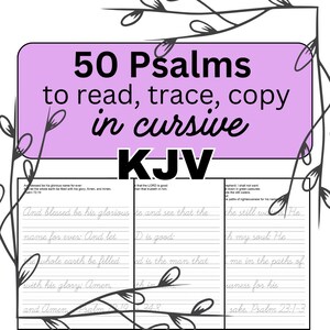 Op de afbeelding: Een werkboek met de tekst "50 Psalmen om te lezen, over te trekken, over te schrijven in cursief" in zwart op een roze achtergrond. De letters "KJV" zijn vetgedrukt zwart. Het werkboek bevat oefenpagina's voor cursief schrift met bijbelverzen.