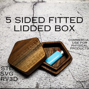 Może przedstawiać: Drewniana skrzynka z pokrywką w kształcie sześciokąta. Skrzynka jest otwarta, a wewnątrz znajduje się niebieski zapalniczka. Tekst "5 SIDED FITTED LIDDED BOX" znajduje się w górnej części obrazu. Tekst "COMMERCIAL USE FOR PHYSICAL PRODUCTS" znajduje się w dolnej części obrazu. Tekst "STL SVG CRV3D" znajduje się w lewym dolnym rogu obrazu.