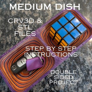 Op de afbeelding: Een dubbelzijdige middelgrote schaal met een paars, oranje en bruin wervelend ontwerp. De schaal bevat een Rubik's Cube, autosleutels en een sleutelhanger. Tekst op de afbeelding luidt "MEDIUM DISH", "CRV3D & STL FILES", "STEP BY STEP INSTRUCTIONS" en "DOUBLE SIDED PROJECT".