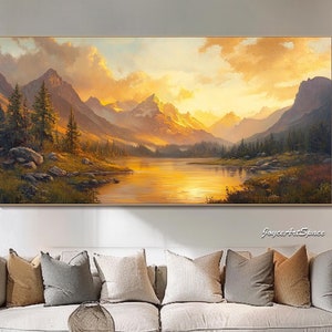 Peut inclure: Peinture de paysage représentant une chaîne de montagnes au coucher du soleil, avec un ciel doré se reflétant dans un lac. L'œuvre utilise une palette de couleurs chaudes de jaunes, d'oranges et de bruns, avec des arbres et un terrain rocheux.