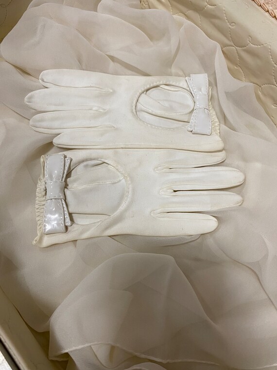 Vintage Kay Fuchs White Cotton Gloves with Bow - image 3