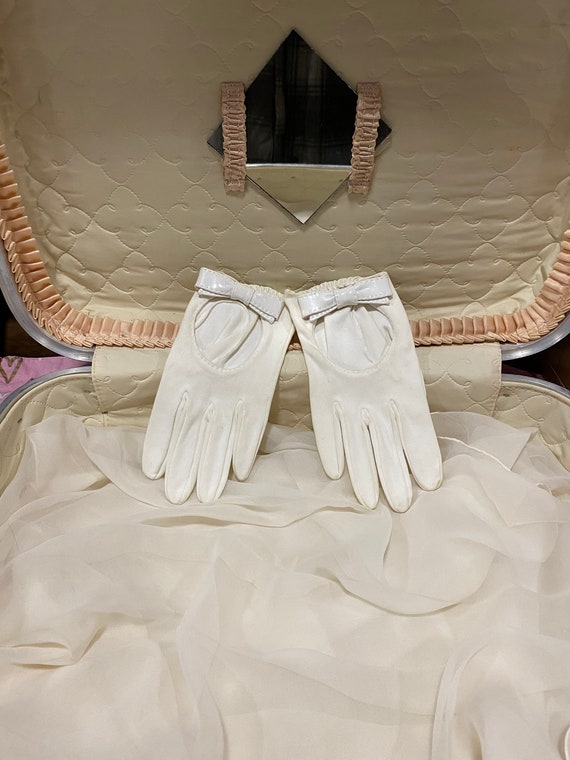 Vintage Kay Fuchs White Cotton Gloves with Bow - image 1