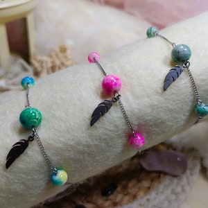 Bracelet chaîne et perles, breloque Plume fait main, chaîne en acier inoxydable, perles en verre, oiseau, kawaii Bijoux fantaisie image 2