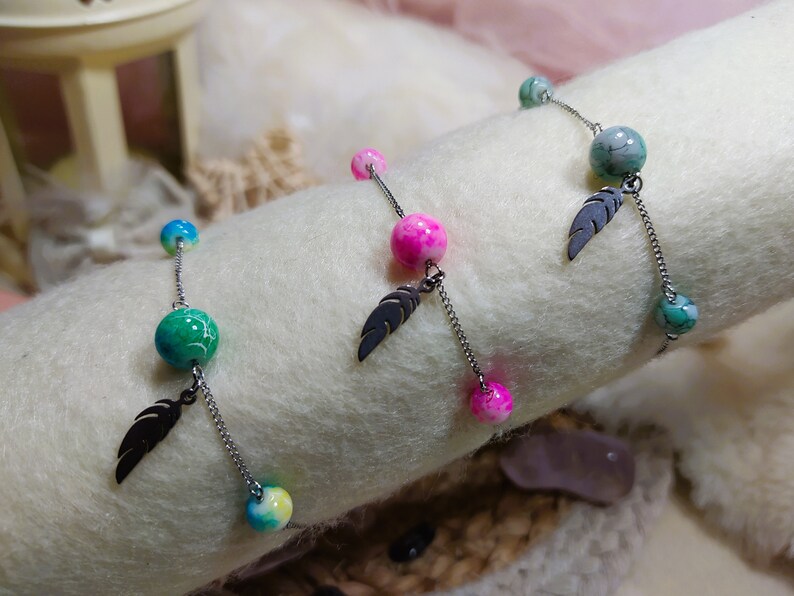 Bracelet chaîne et perles, breloque Plume fait main, chaîne en acier inoxydable, perles en verre, oiseau, kawaii Bijoux fantaisie image 2