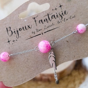 Bracelet chaîne et perles, breloque Plume fait main, chaîne en acier inoxydable, perles en verre, oiseau, kawaii Bijoux fantaisie Modèle n°2