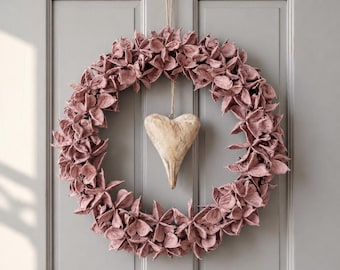 Roze krans met houten hart, natuurlijke krans, landelijke stijl