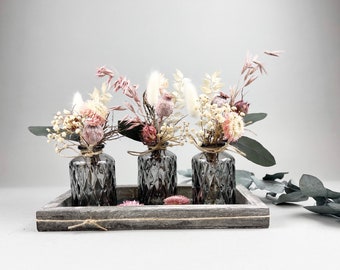 Vasen Trockenblumenstrauß Holztablett Tischdekoration