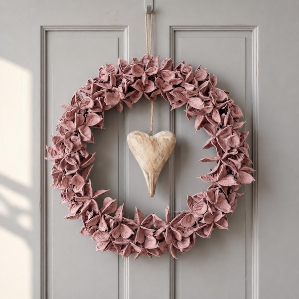 Roze krans met houten hart, natuurlijke krans, landelijke stijl