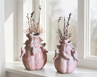 Par de jarrones de cerámica en rosa y crema: decoración para mesa y alféizar.