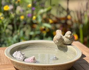 Bebedouro de cerâmica para pássaros com pássaros – decoração de jardim para bebedouro de pássaros e bebedouro para insetos.