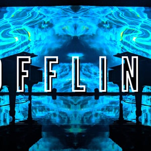 Op de afbeelding: Het woord "OFFLINE" in witte tekst tegen een blauwe en groene achtergrond met een silhouet van twee vleugelpiano's.