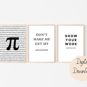Pode incluir: Três impressões emolduradas com um tema de matemática. Uma impressão exibe o símbolo Pi com números, outra diz "Don't make me get my calculator", e a terceira diz "Show your work (please)". As palavras são pretas sobre um fundo branco.