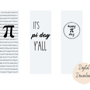 Peut inclure: Trois marque-pages rectangulaires blancs avec du texte et des graphiques noirs. L'un comporte le symbole mathématique pi et une liste de nombres. Un autre dit "IT'S pi day Y'ALL". Le troisième dit "happy pi day".
