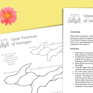 Może przedstawiać: Drukowany szablon do tworzenia mozaiki ze szkła witrażowego przedstawiającej Górny Półwysep Michigan. Szablon pokazuje zarys Górnego Półwyspu podzielonego na ponumerowane sekcje. Instrukcje obejmują listę niezbędnych narzędzi i kroki dotyczące cięcia, lutowania i wykańczania projektu ze szkła witrażowego.