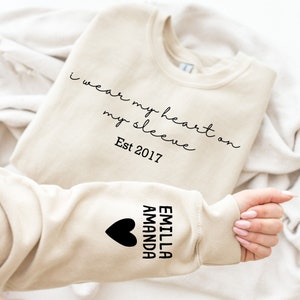 I wear my heart on my sleeve Sweatshirt, Gift for Mum, Mothers Day Sweatshirt, Custom Mama Sweatshirt with Name on Sleeve, Personalised Gift