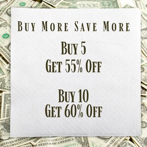 Peut inclure: Une affiche blanche avec du texte noir qui dit "BUY MORE SAVE MORE" et propose deux offres : "BUY 5 GET 55% OFF" et "BUY 10 GET 60% OFF". L'affiche est entour&eacute;e de billets de dollars am&eacute;ricains.