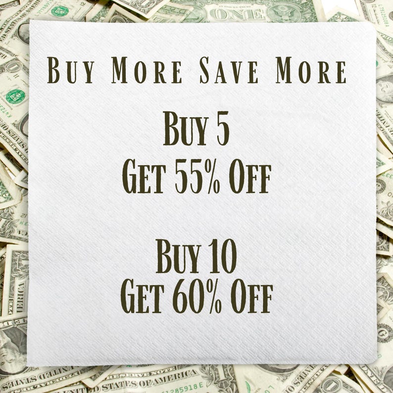 Peut inclure: Une affiche blanche avec du texte noir qui dit "BUY MORE SAVE MORE" et propose deux offres : "BUY 5 GET 55% OFF" et "BUY 10 GET 60% OFF". L'affiche est entour&eacute;e de billets de dollars am&eacute;ricains.