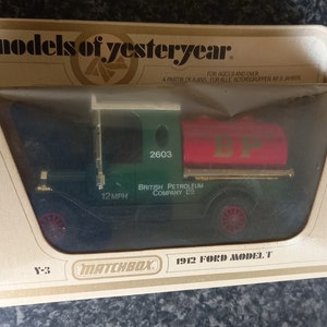 Könnte beinhalten: Matchbox-Modell eines Tankwagens der British Petroleum Company Ford Model T von 1912. Der grün-rote LKW befindet sich in der Originalverpackung, mit dem Text "models of yesteryear" und "12 MPH" sichtbar.