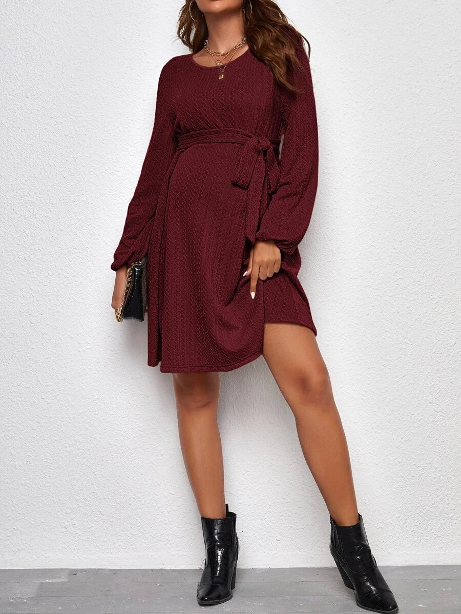 Maternity Christmas photo shoot outfits - pregnant woman in green festive dress