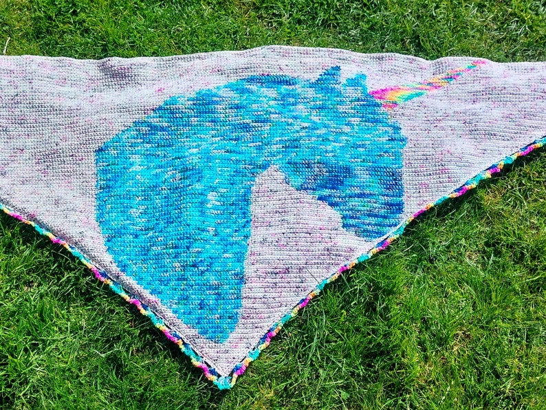 Crochet pattern German triangular scarf with unicorn motif Be a Unicorn image 4