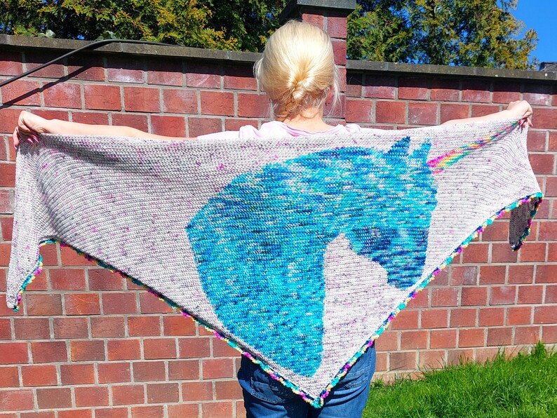 Crochet pattern German triangular scarf with unicorn motif Be a Unicorn image 2