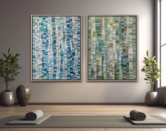 Puede incluir: Dos pinturas abstractas enmarcadas con formas rectangulares en tonos azules y verdes. Cuelgan de una pared gris sobre una esterilla de yoga con una toalla enrollada. También se ven plantas en macetas y una ventana.