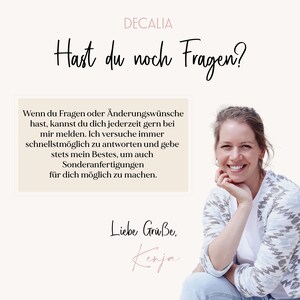 Pode incluir: Uma mulher sorri e olha para a c&acirc;mera. O texto "DECALIA" e "Hast du noch Fragen?" est&aacute; acima dela. O texto abaixo dela diz: "Wenn du Fragen oder &Auml;nderungsw&uuml;nsche hast, kannst du dich jederzeit gern bei mir melden. Ich versuche immer schnellstm&ouml;glich zu antworten und gebe stets mein Bestes, um auch Sonderanfertigungen f&uuml;r dich m&ouml;glich zu machen. Liebe Gr&uuml;&szlig;e, Kenja."