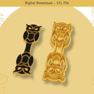 Puede incluir: Un archivo STL imprimible en 3D para una descarga digital de un diseño de búho. El diseño presenta dos búhos enfrentados, uno en negro y otro en dorado.