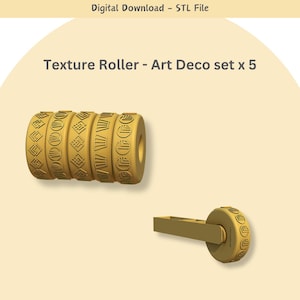 Op de afbeelding: Een set van vijf goudkleurige textuurrollers met een Art Deco-ontwerp. De rollers zijn in een rij gerangschikt, met het ontwerp naar de kijker gericht. De rollers zijn gemaakt van glad, hard plastic.