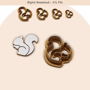 Peut inclure: Un ensemble de cinq emporte-pièces en forme d'écureuils. Les emporte-pièces sont en métal brun et sont disposés en rangée du plus grand au plus petit. Le plus grand emporte-pièce mesure environ 5 cm de haut et le plus petit environ 2,5 cm de haut. Les emporte-pièces sont conçus pour découper des biscuits en forme d'écureuils.